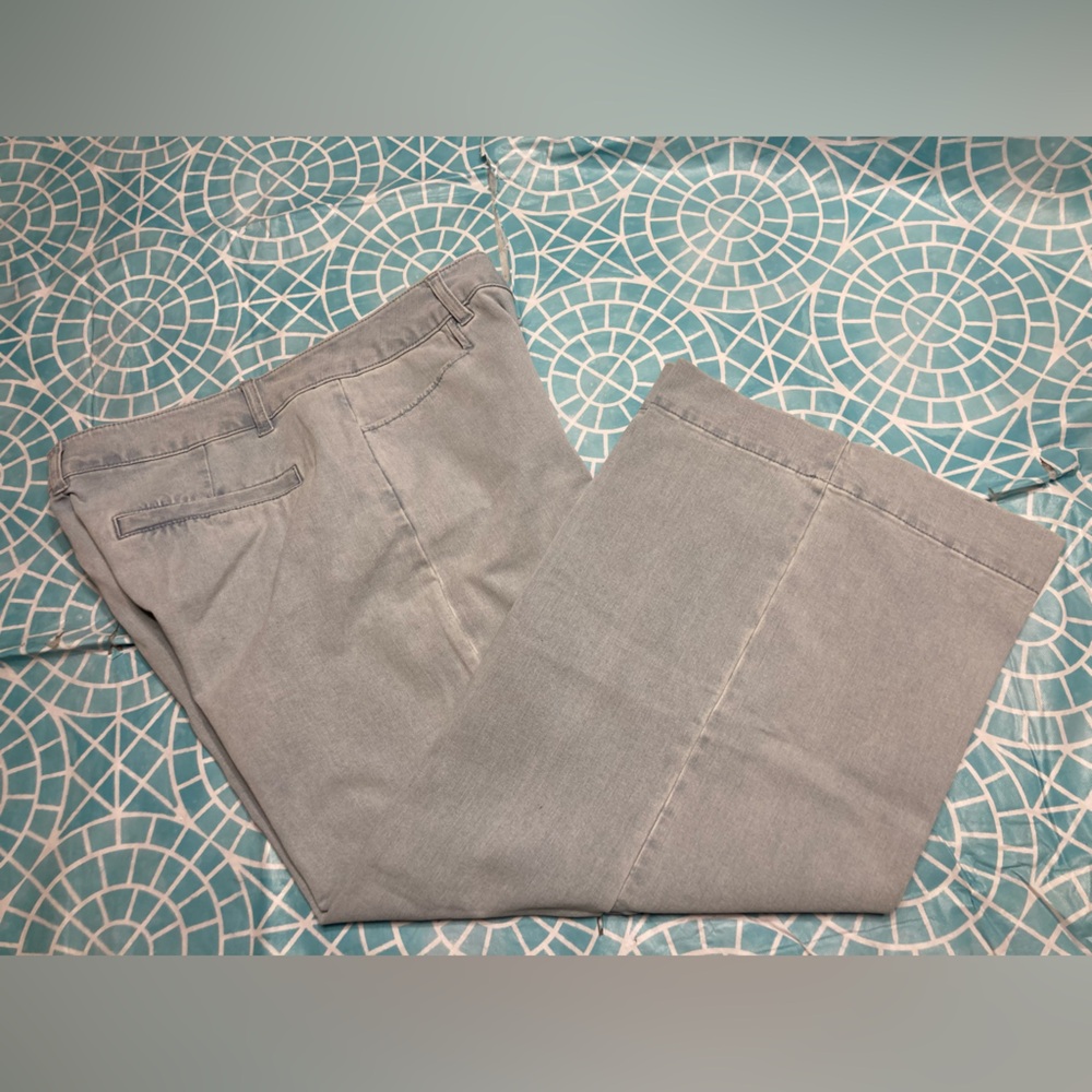 💛TODAY***$15***Isaac Mizrahi Live light denim Chambray wash capris.